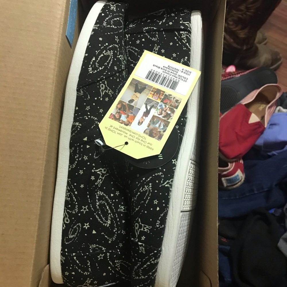 Toms glow in the dark